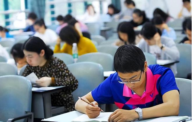 公务员迎来“大地震”，新规出台后，35周岁限制或将不再是拦路虎插图1