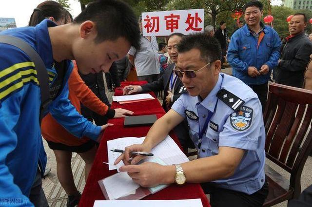 公务员“待遇调整”年终奖落空,绩效奖金取消?你受波及了吗?插图2 公务员“待遇调整”年终奖落空,绩效奖金取消?你受波及了吗?插图2